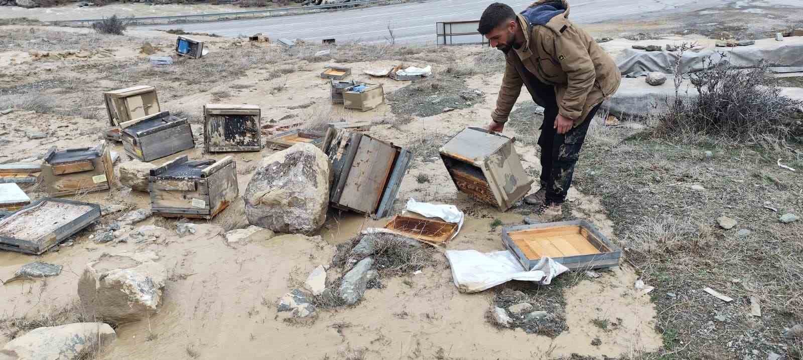 Hakkari’de selde 150 kovan zarar gördü