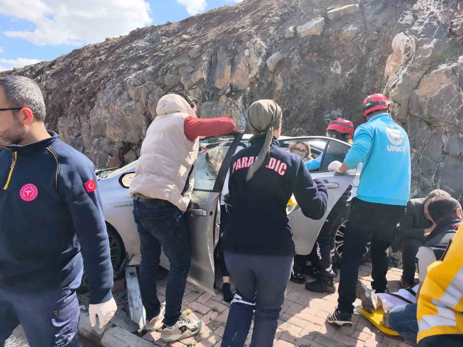 Şanlıurfa&rsquo;da otomobil bariyerlere &ccedil;arptı: 3 yaralı
