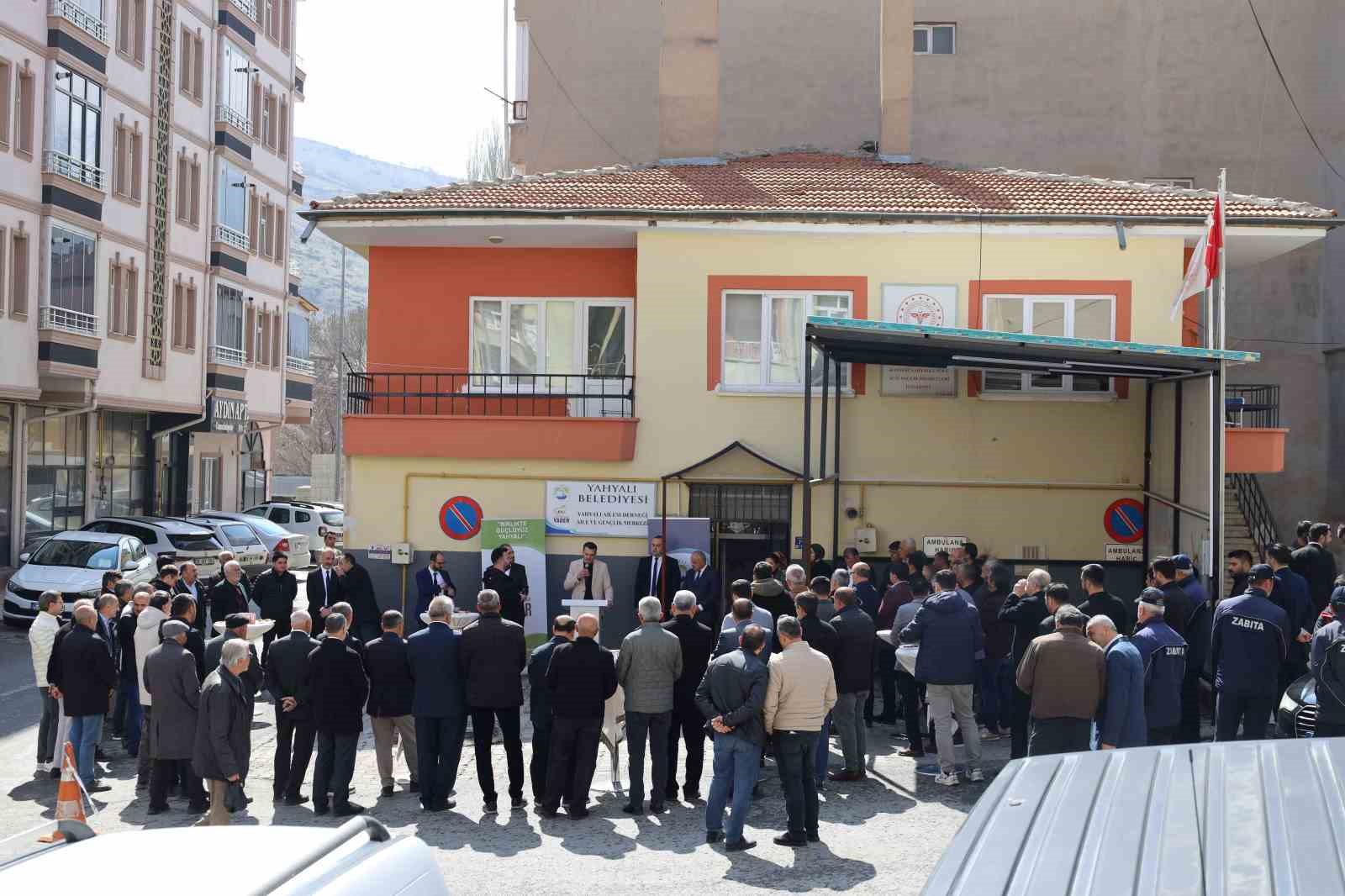 Yahyalı Ailem Derneği hizmete a&ccedil;ıldı
