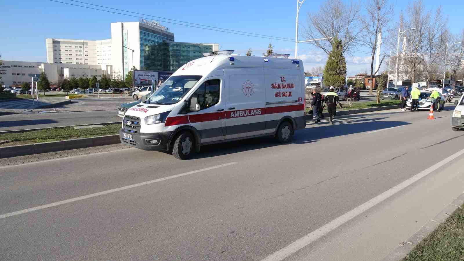 Malatya’da otomobil ile çarpışan motosiklet devrildi: 2 yaralı