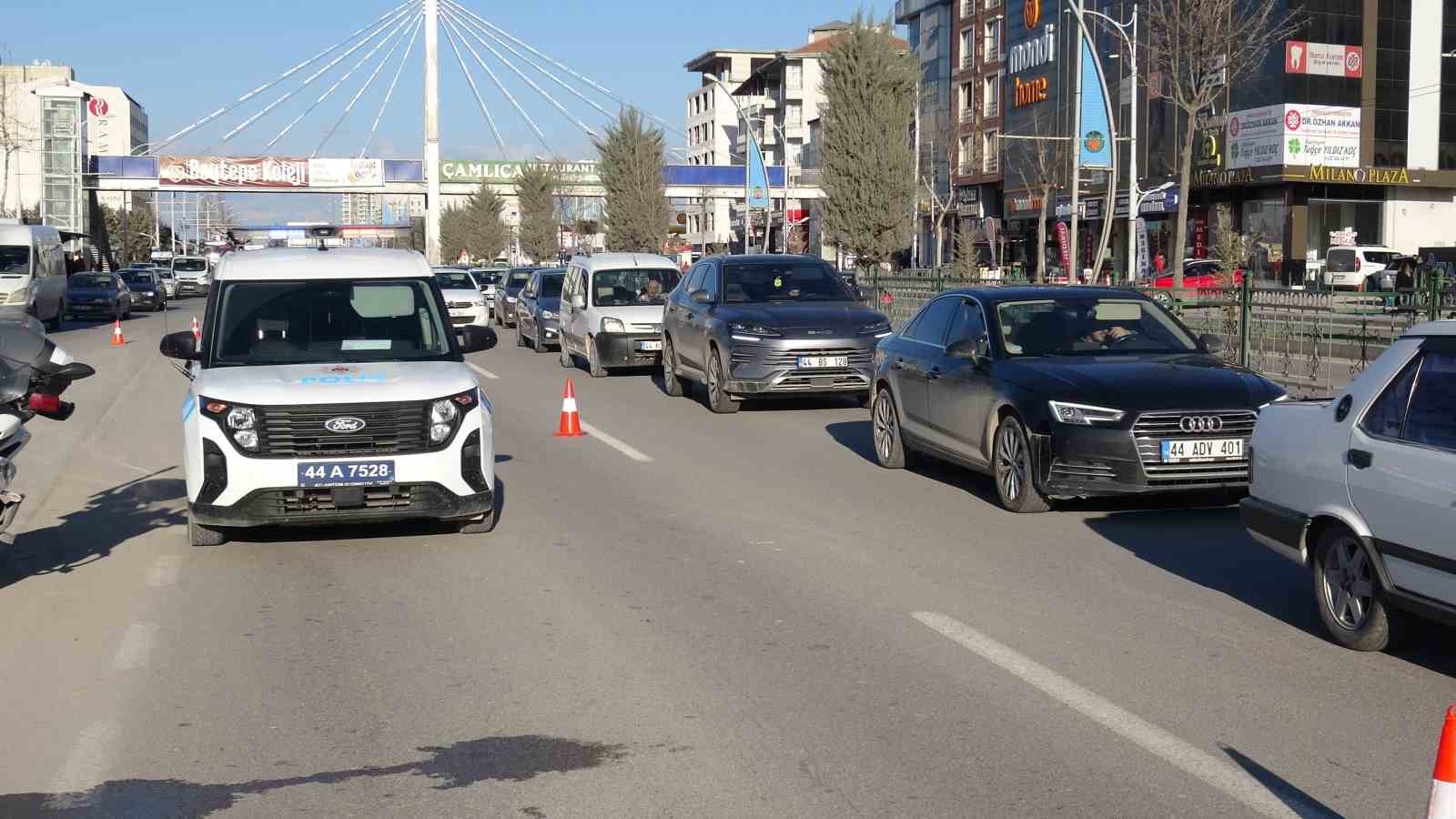 Malatya&rsquo;da otomobil ile &ccedil;arpışan motosiklet devrildi: 2 yaralı
