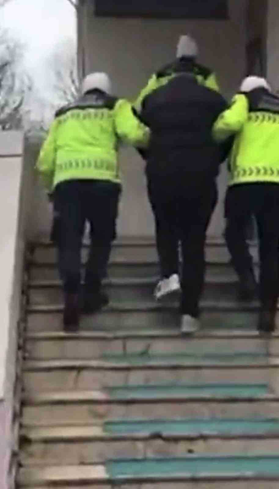 Sancaktepe&rsquo;de sosyal medyada tehlikeli s&uuml;r&uuml;ş anını paylaşan s&uuml;r&uuml;c&uuml;n&uuml;n ehliyetine el konuldu
