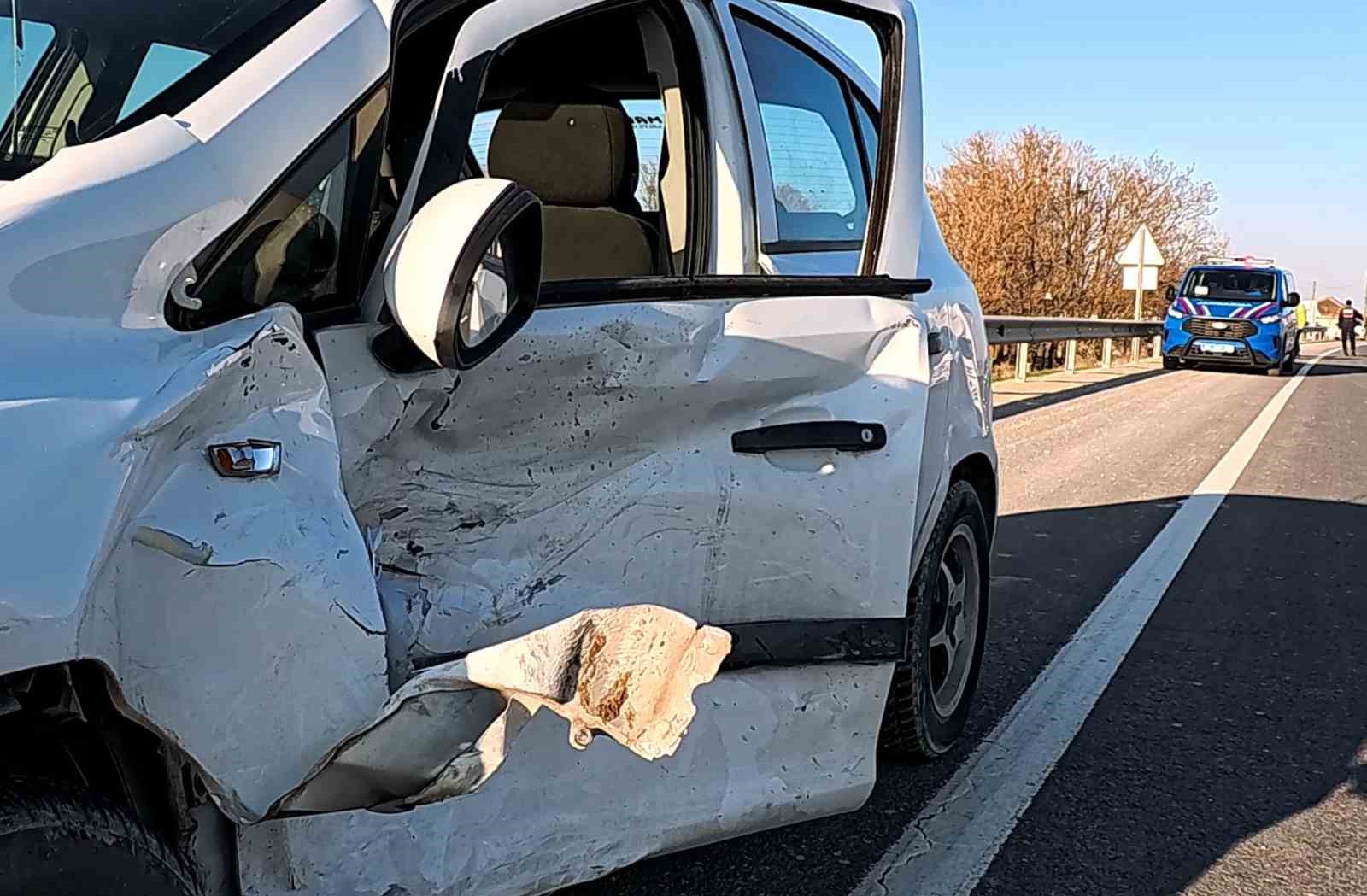 Aksaray&rsquo;da otomobil tali yoldan &ccedil;ıkan ara&ccedil;la &ccedil;arpıştı: 2 yaralı
