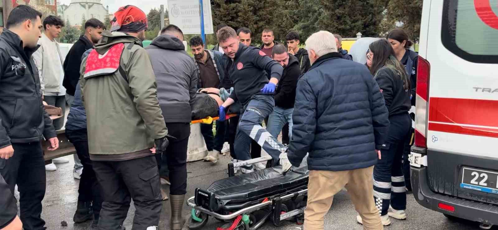 Kazada kamyonun altına s&uuml;r&uuml;klenen motosikletteki 2 kişi yaralandı
