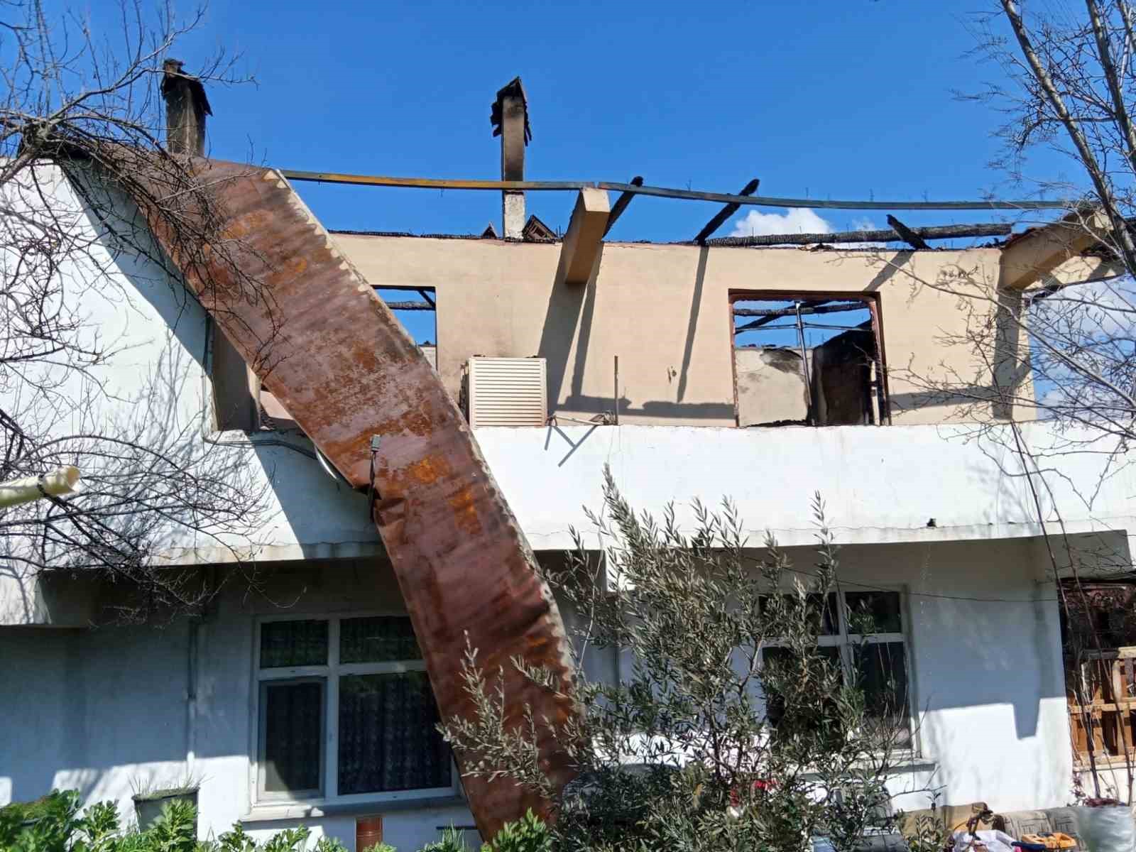 Bolu’da 2 katlı ev alevlere teslim oldu