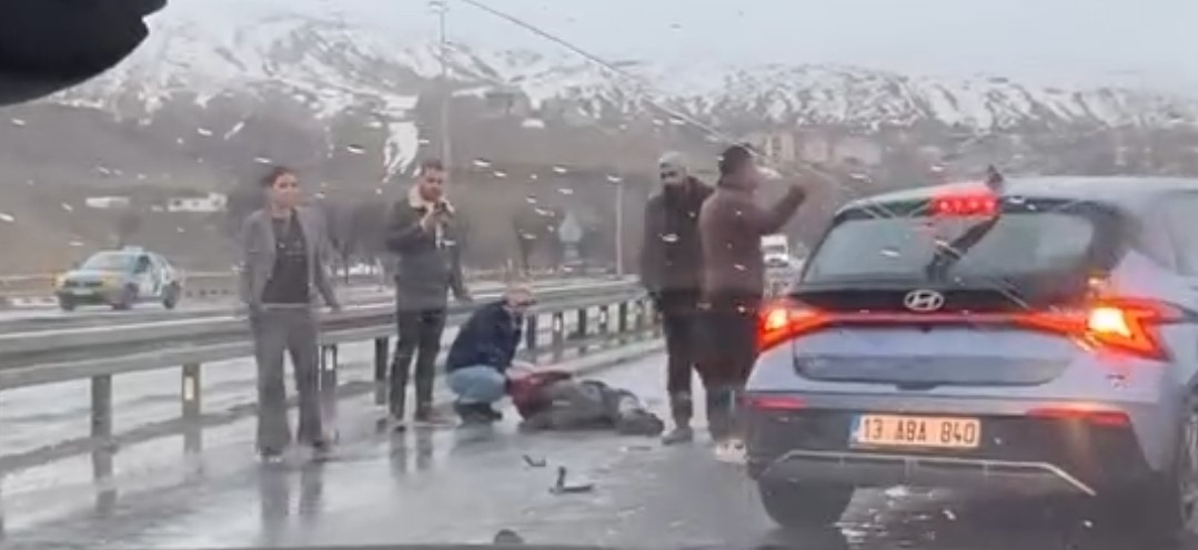 Tatvan’da otomobilin çarptığı bisiklet sürücüsü ağır yaralandı