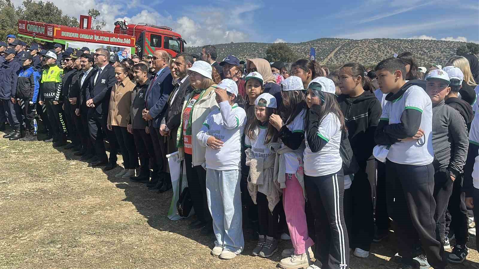 Burdur’da zeytin ve fıstıkçamı fidanları toprakla buluştu