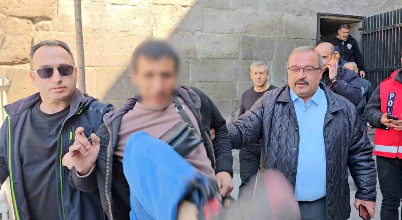 İntihardan vazgeçti, gazeteciye saldırdı