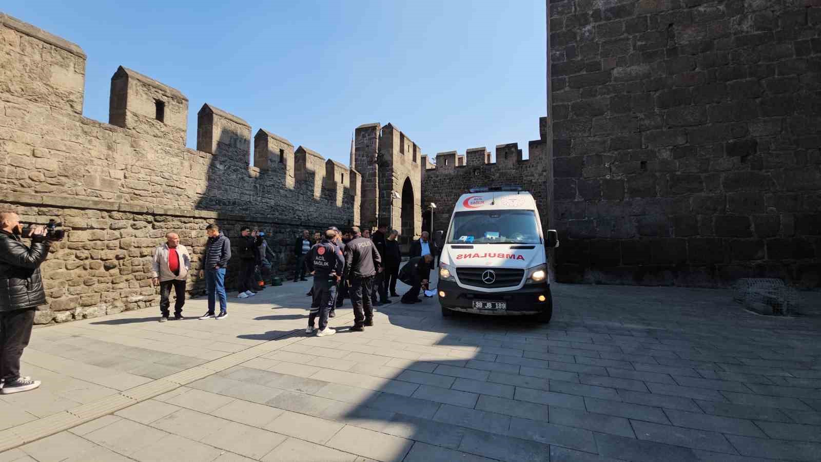 İntihardan vazge&ccedil;ti, gazeteciye saldırdı
