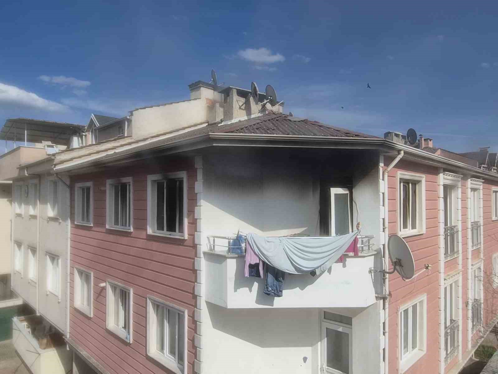 Bursa&rsquo;da 3 katlı binada yangın: Dumandan zehirlenen yaşlı kadının durumu ağır
