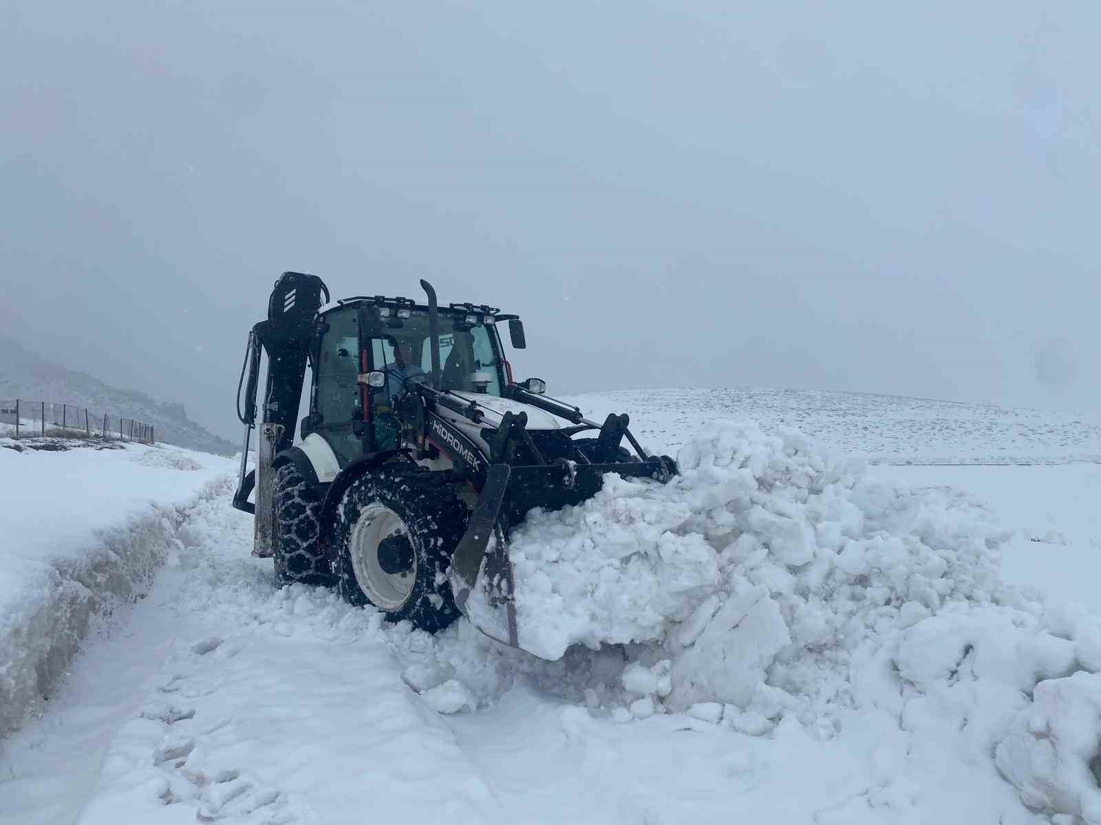 Iğdır’da karla mücadele seferberliği: Kapanan köy yolları yeniden açıldı