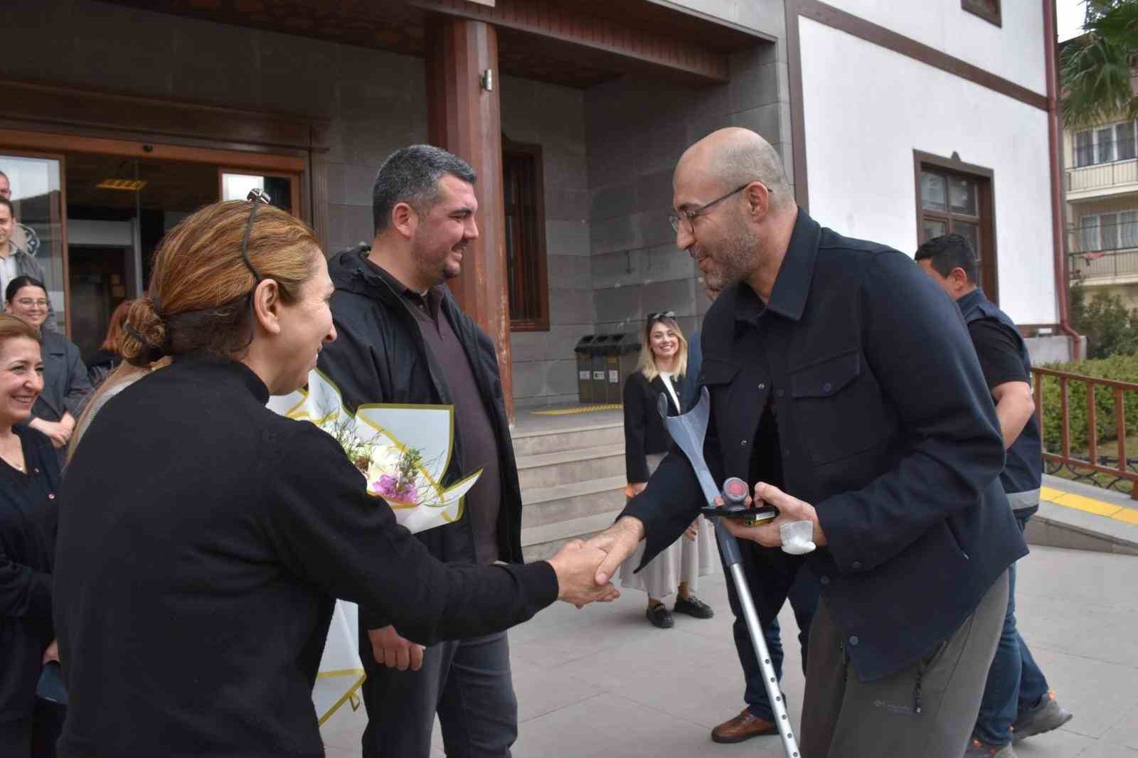 Başkan Zencirci, hastane çıkışı eve uğramadan belediyeye uğradı