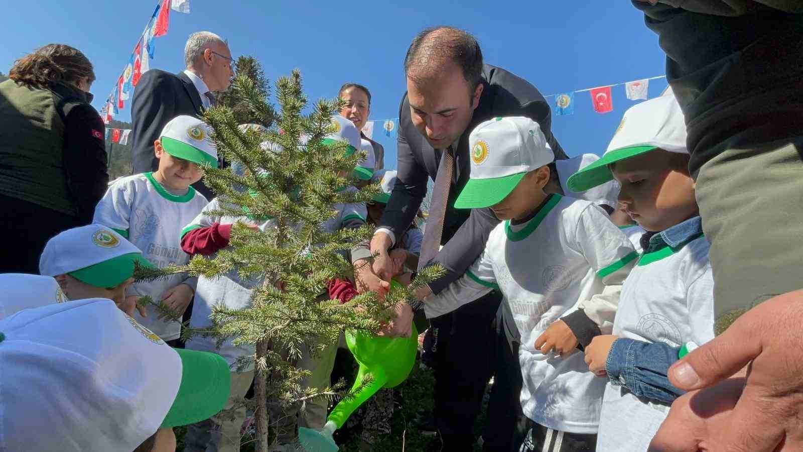 Minik &ouml;ğrenciler ilk kez itfaiye aracına bindiler
