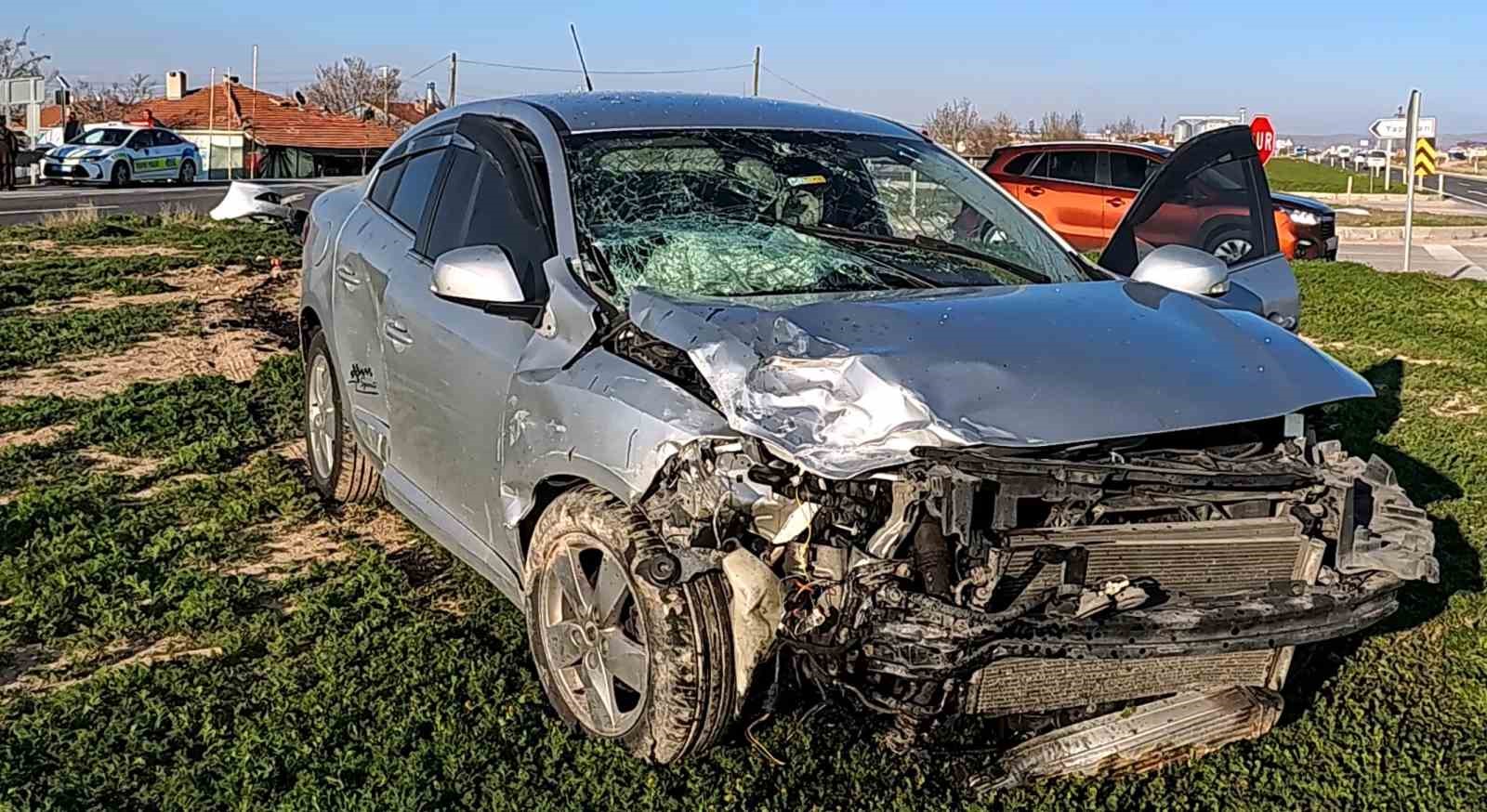 Aksaray’da otomobil tali yoldan çıkan araçla çarpıştı: 2 yaralı