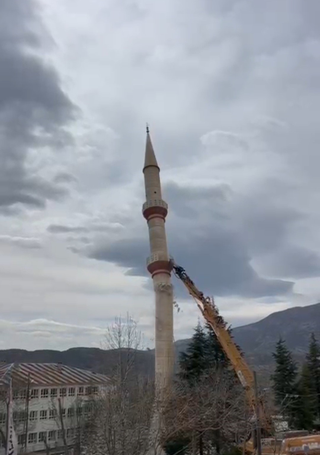 Elazığ’da hasarlı caminin minaresi iş makinesi ile yıkıldı