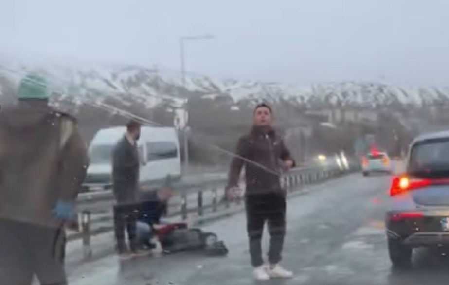 Tatvan&rsquo;da otomobilin &ccedil;arptığı bisiklet s&uuml;r&uuml;c&uuml;s&uuml; ağır yaralandı
