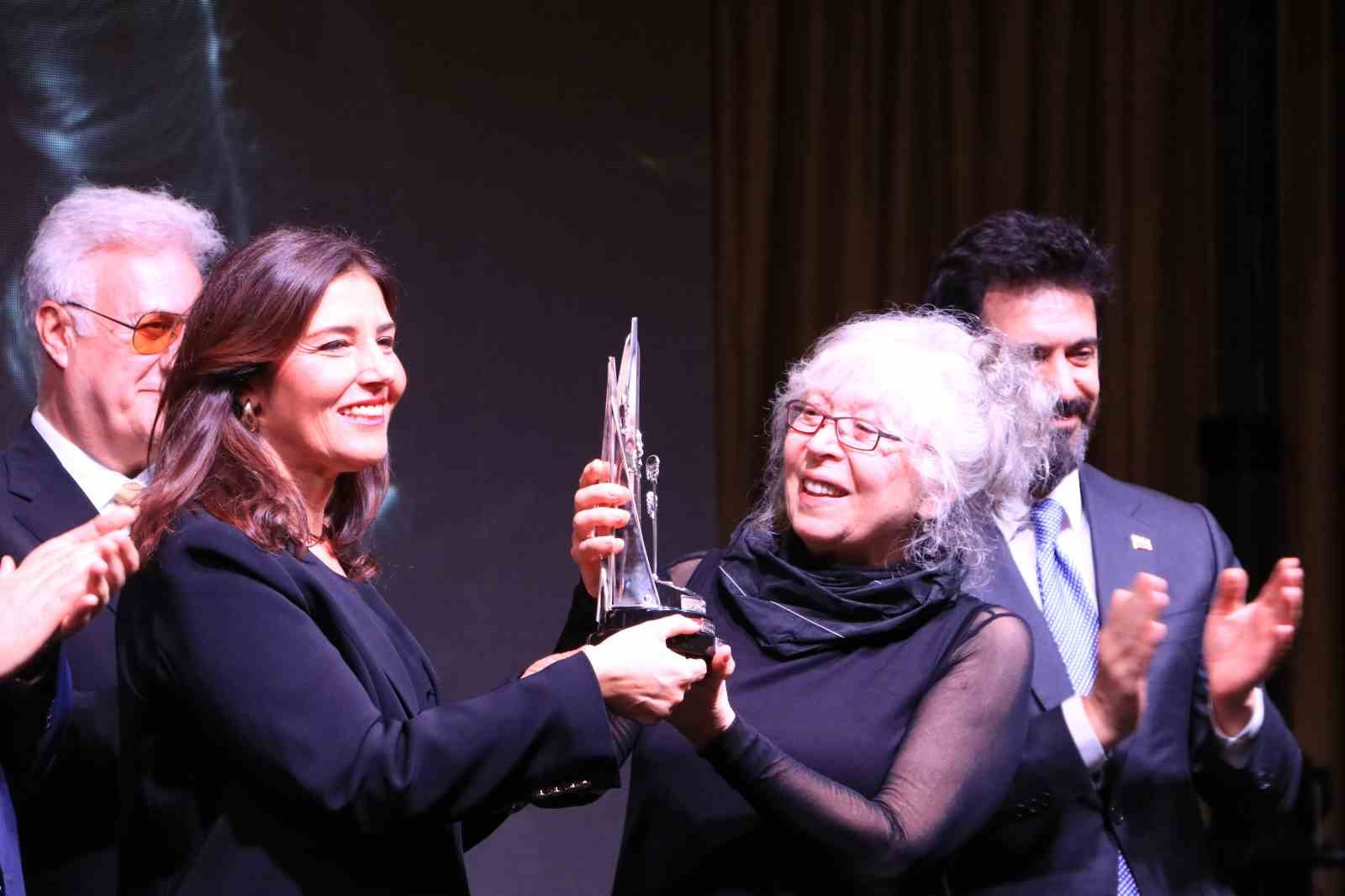 Uluslararası Tiyatro Festivali&rsquo;nde, "Yaşam Boyu Başarı &Ouml;d&uuml;l&uuml;" sahibini buldu
