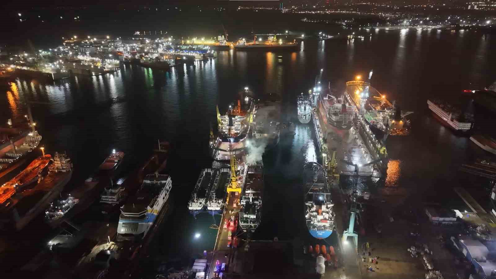 Tuzla’da kuru yük gemisinde yangın: Çok sayıda ekip sevk edildi