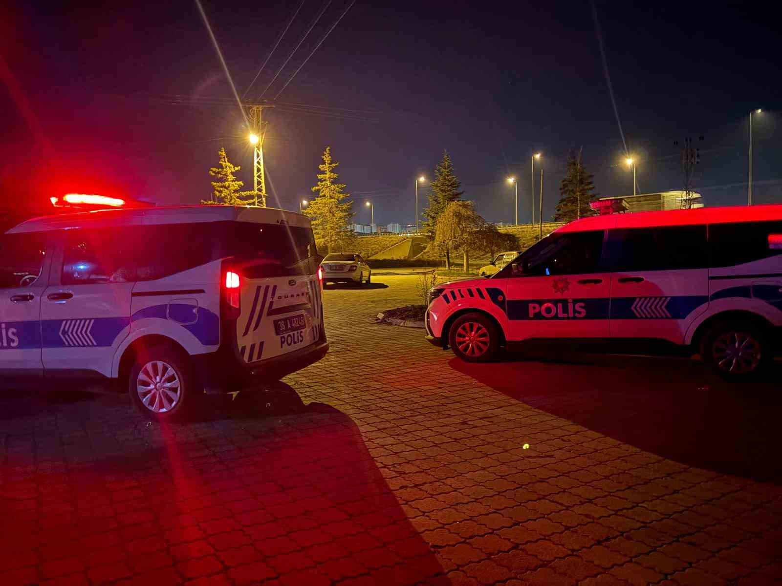 Kavgayı ayırmaya &ccedil;alışan gece kul&uuml;b&uuml; &ccedil;alışanı bı&ccedil;aklandı: Ş&uuml;pheliler ka&ccedil;tı
