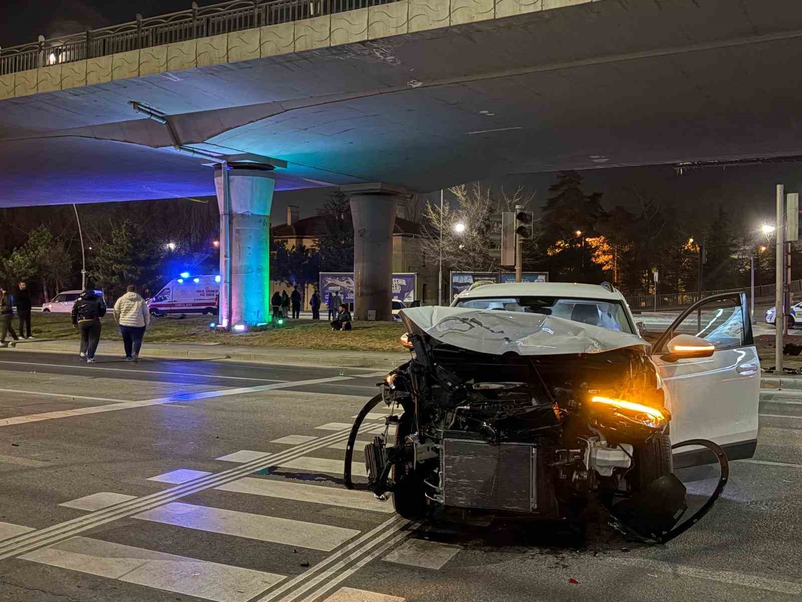 Kaza yapan s&uuml;r&uuml;c&uuml;n&uuml;n yakını sinir krizi ge&ccedil;irdi

