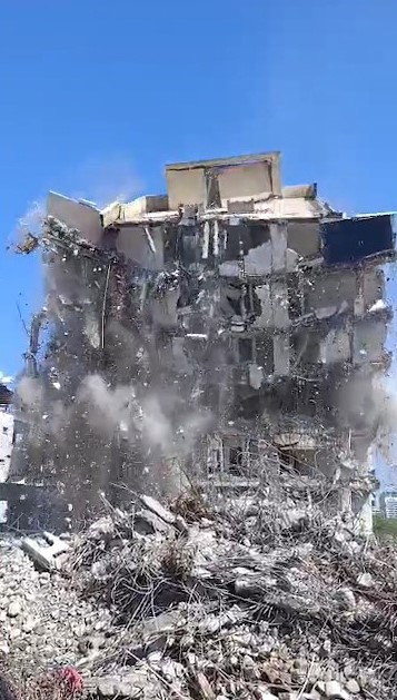 İş  makinasının kolona son dokunuşu 7 katlı binayı yerle bir etti
