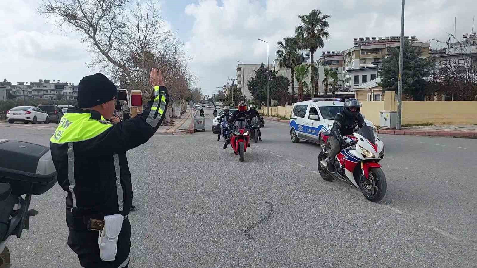 Mesleğinde 32 yılı geride bırakarak emekli olan trafik polisinin son görevinde motosikletlilerden sürpriz