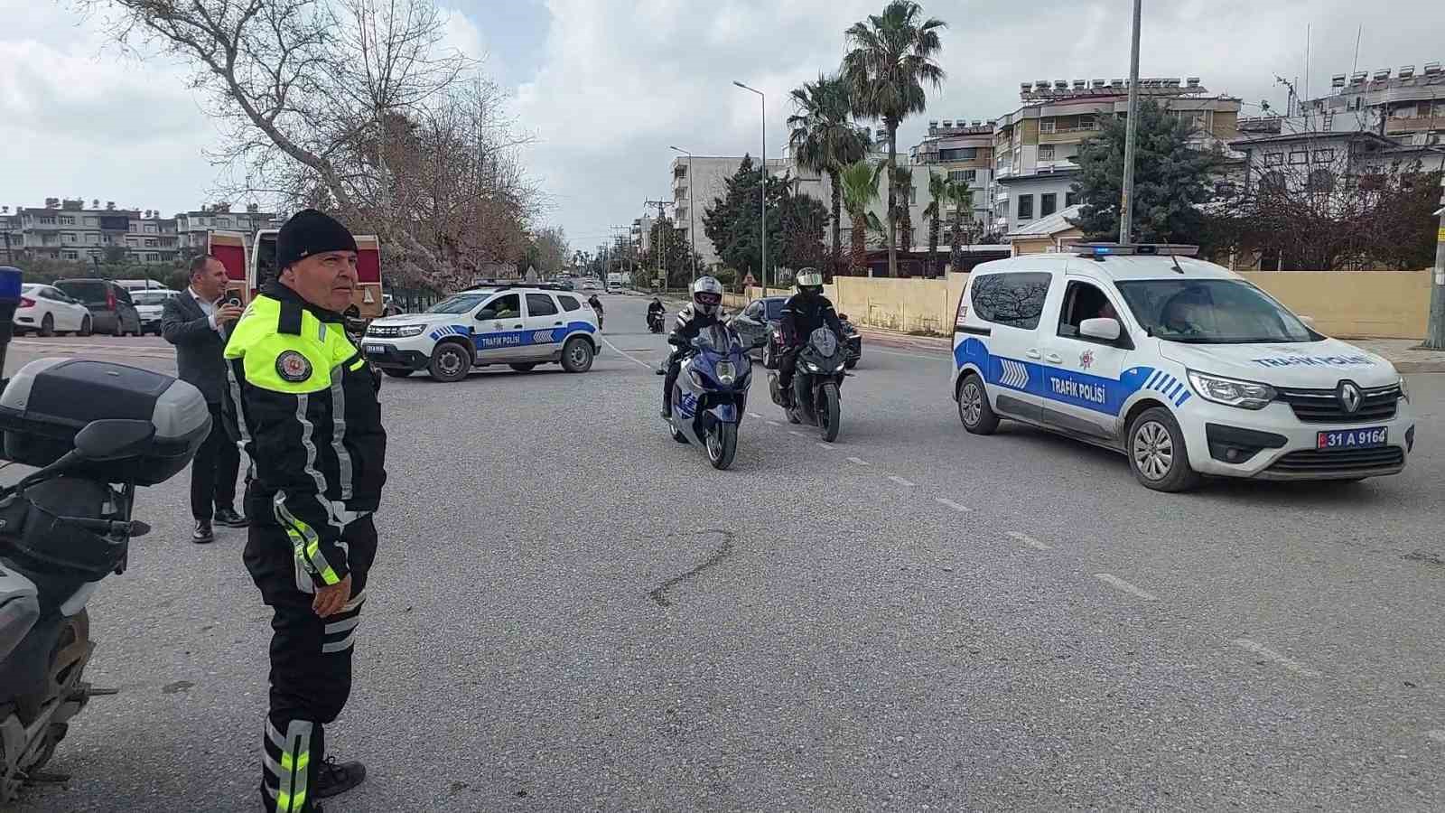 Mesleğinde 32 yılı geride bırakarak emekli olan trafik polisinin son g&ouml;revinde motosikletlilerden s&uuml;rpriz
