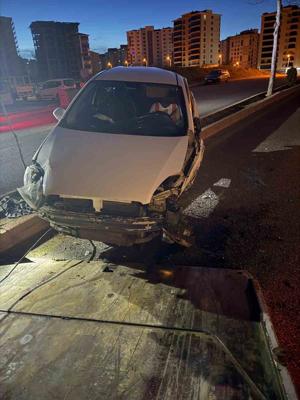 Elazığ&rsquo;da otomobil yan yattı: 1 yaralı
