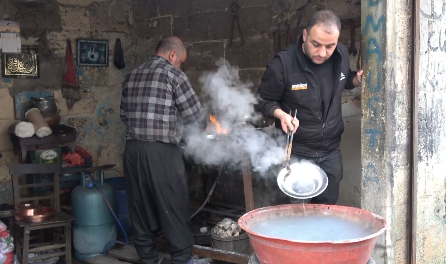 &Ccedil;ocuk yaşta başladığı kalaycılığı 50 yıldır s&uuml;rd&uuml;r&uuml;yor
