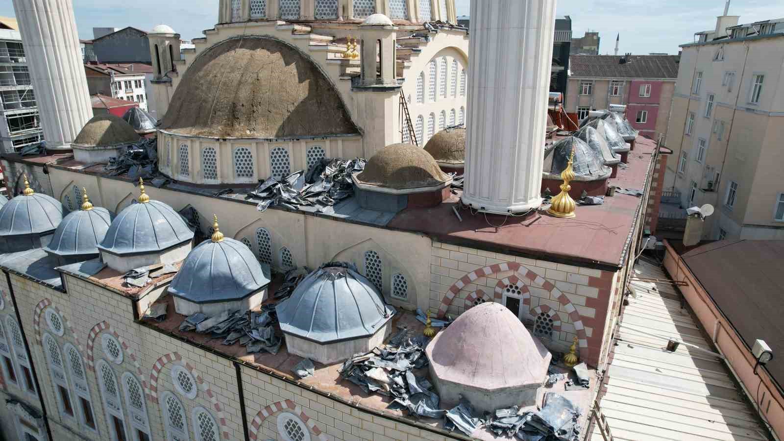 Arnavutk&ouml;y&rsquo;&uuml;n simgesi 46 yıllık Merkez Camii yıkılıyor
