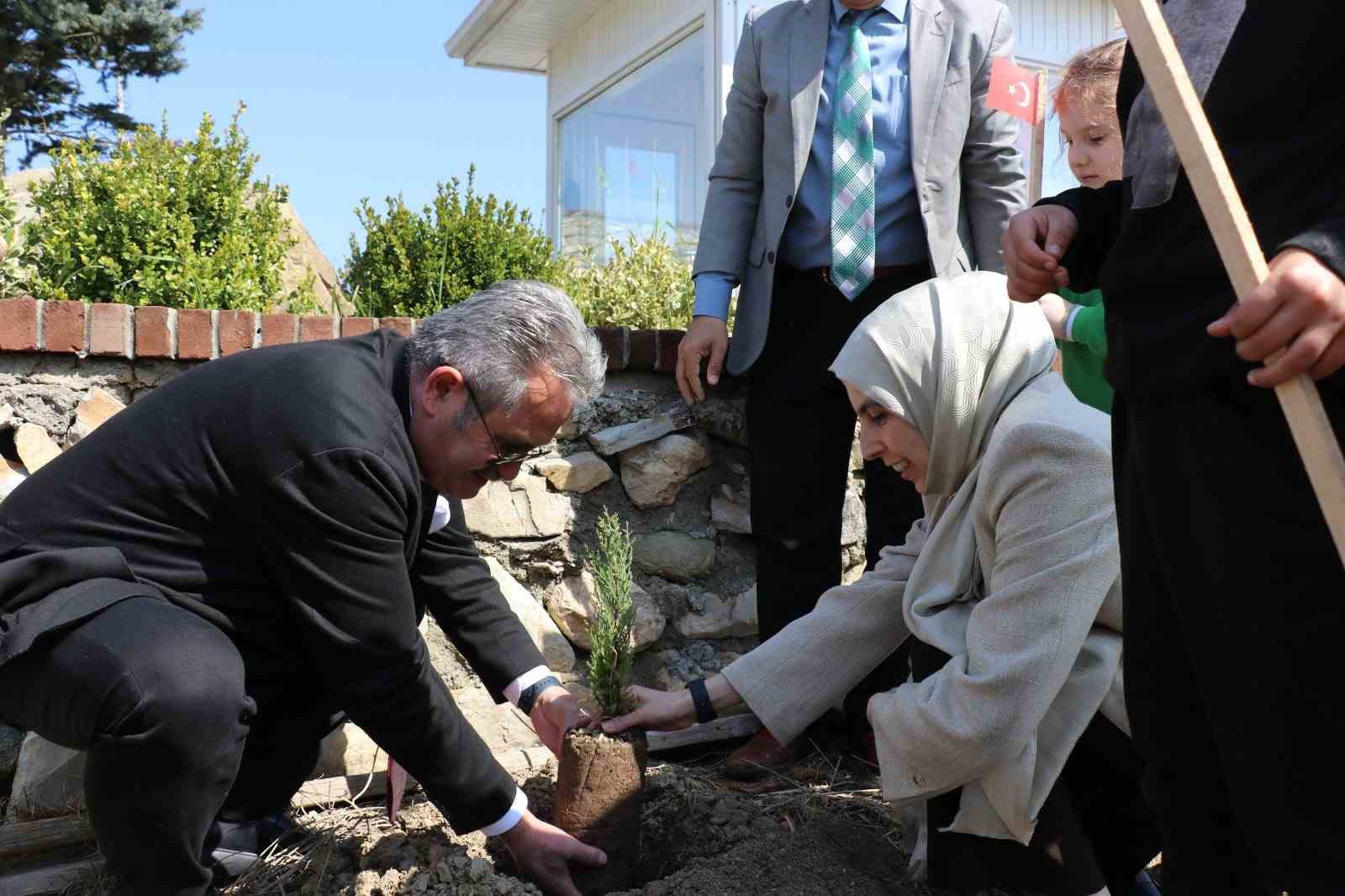 Cumayeri&rsquo;nde fidanlar toprakla buluştu
