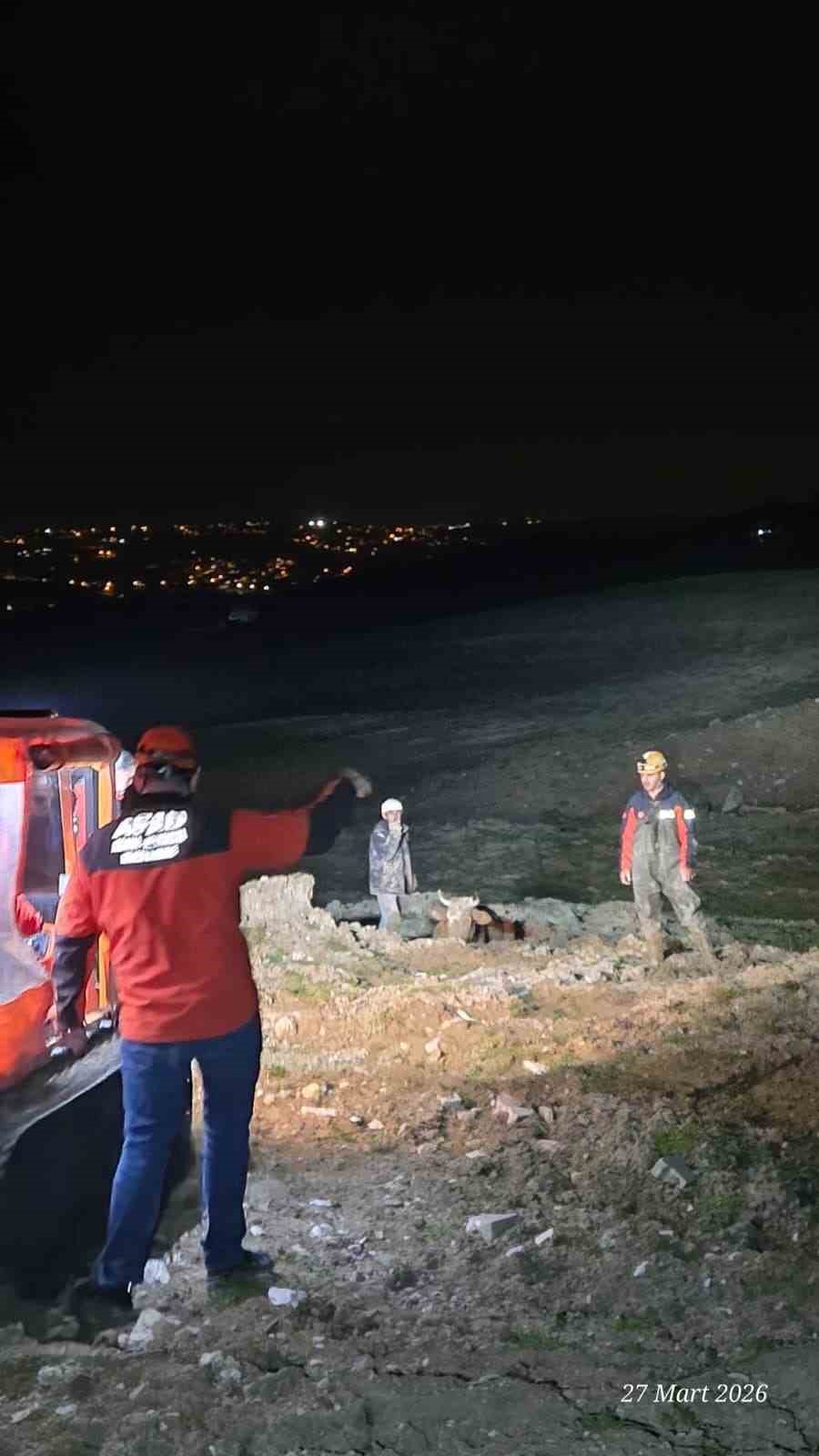 Yalova’da bataklıkta mahsur kalan vatandaş ve büyükbaş hayvanı kurtarıldı