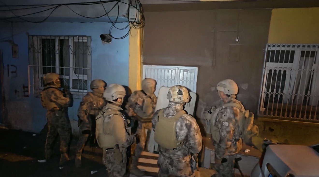 Adana&rsquo;da sosyal medyada su&ccedil; &ouml;rg&uuml;t&uuml; propagandası yapan 94 ş&uuml;pheliye işlem yapıldı
