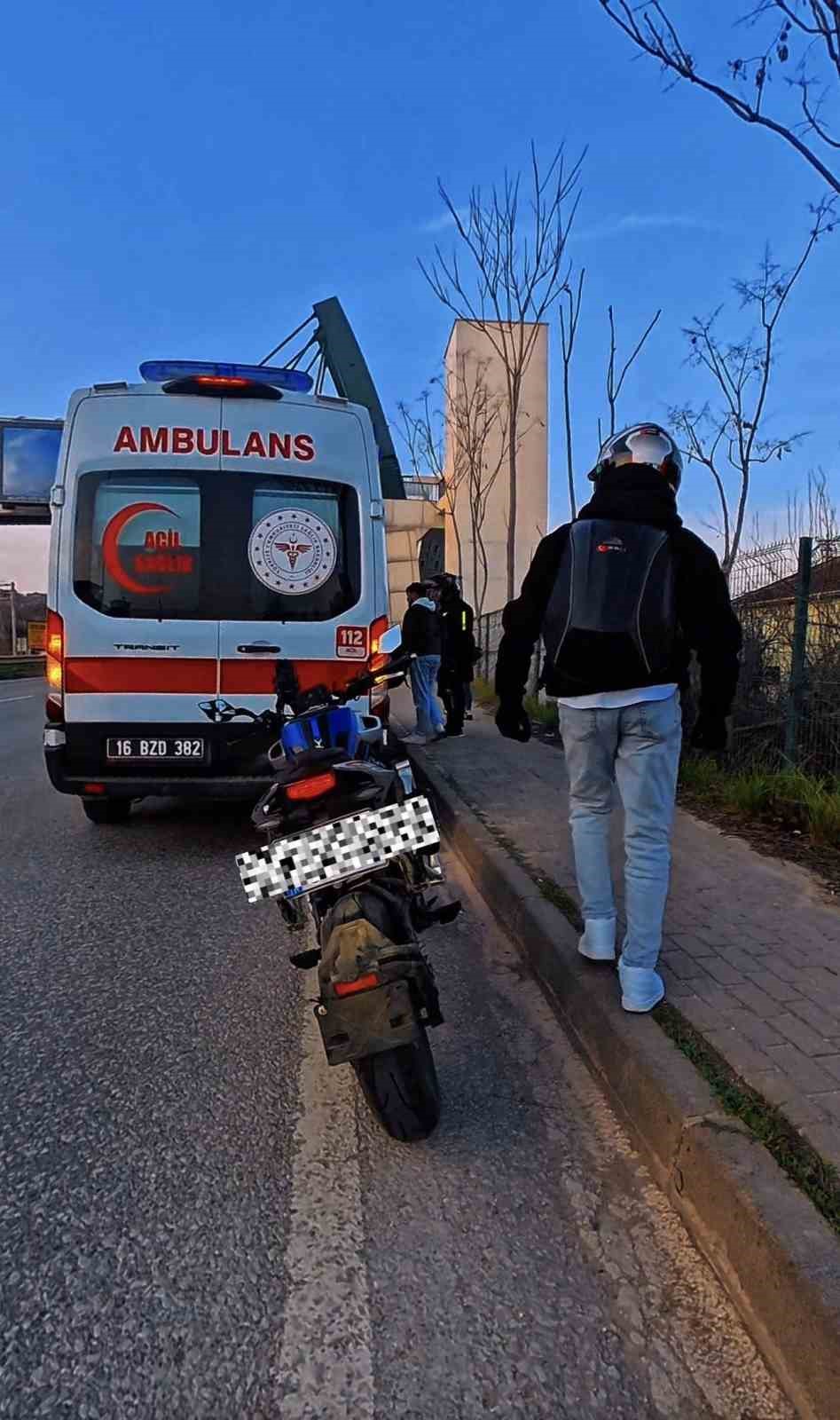 Bir anda şerit değiştirdi, motosikletler &ccedil;arpıştı
