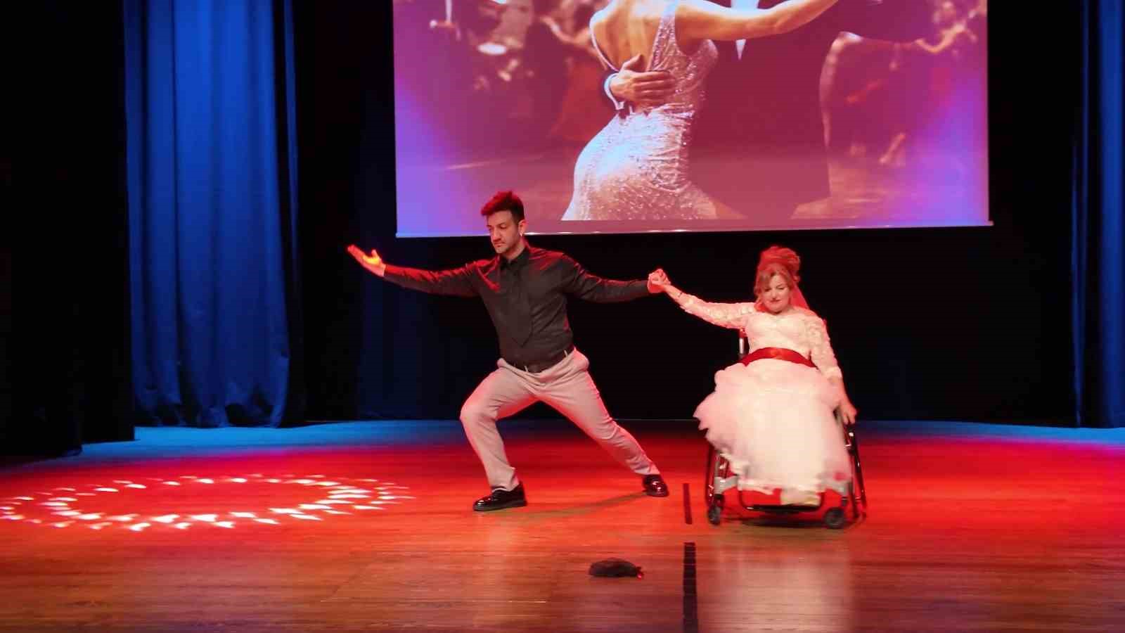 7 ay s&uuml;ren emek, tekerlekli sandalyeli bireylerin dansıyla sahneye taşındı
