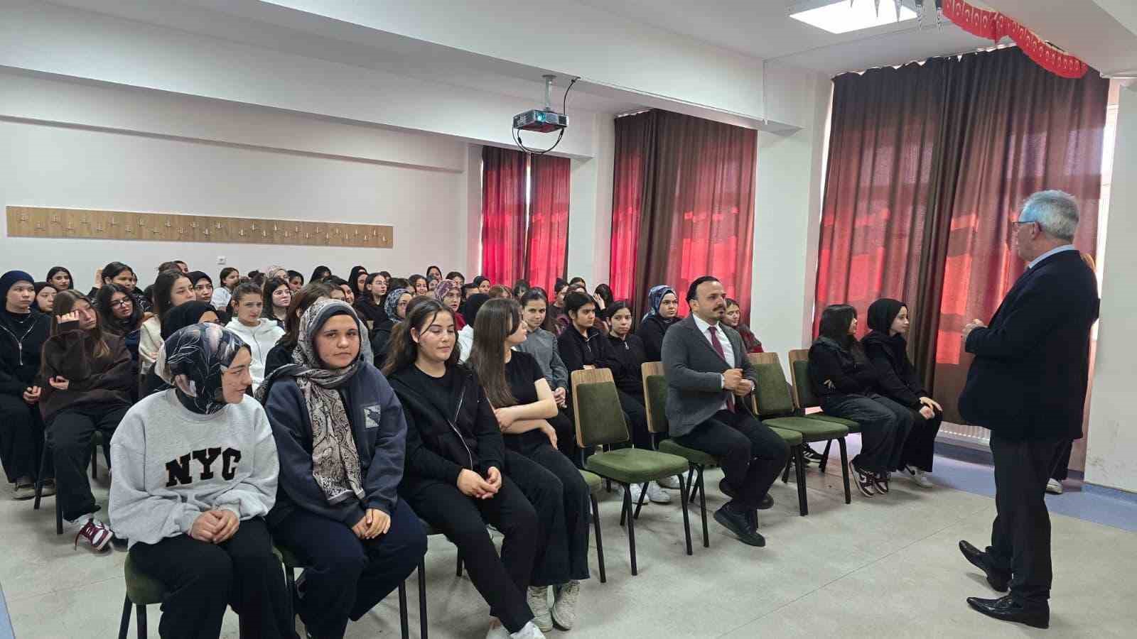 Kız meslek lisesinde bilim söyleşisi