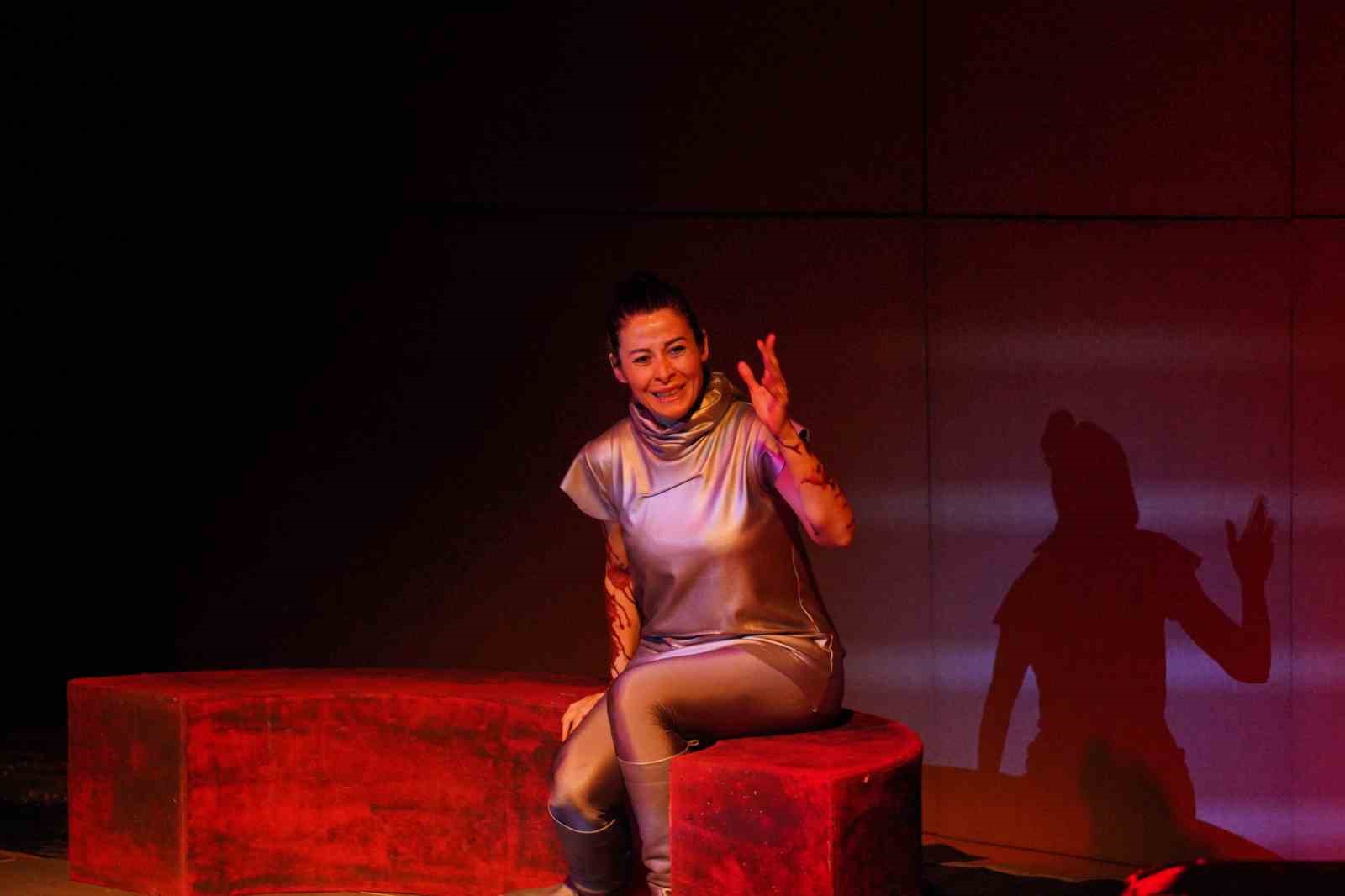 Ayvalık’ta Dünya Tiyatro Günü’nde "Müdahil" sahnelendi