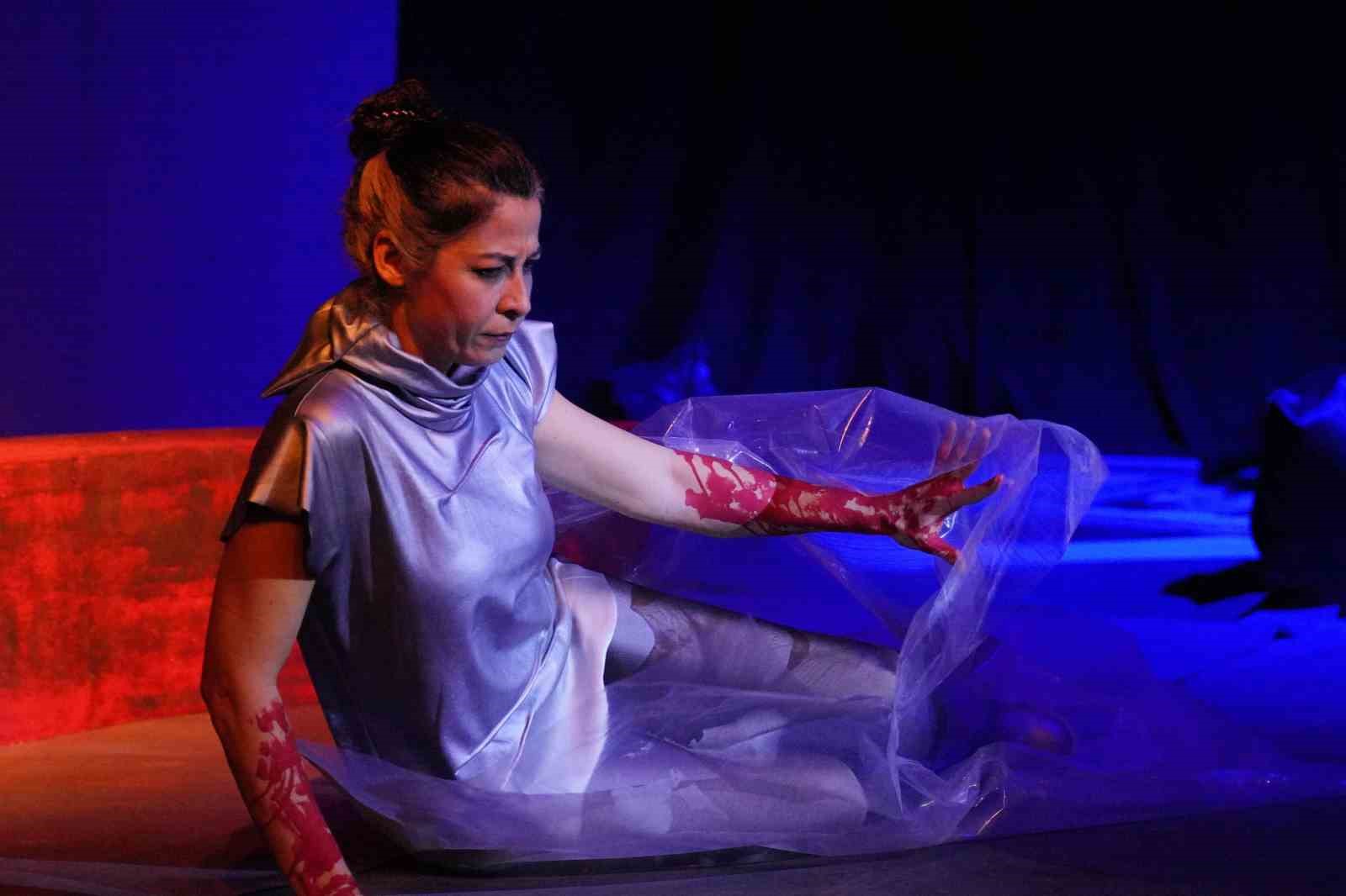 Ayvalık&rsquo;ta D&uuml;nya Tiyatro G&uuml;n&uuml;&rsquo;nde "M&uuml;dahil" sahnelendi
