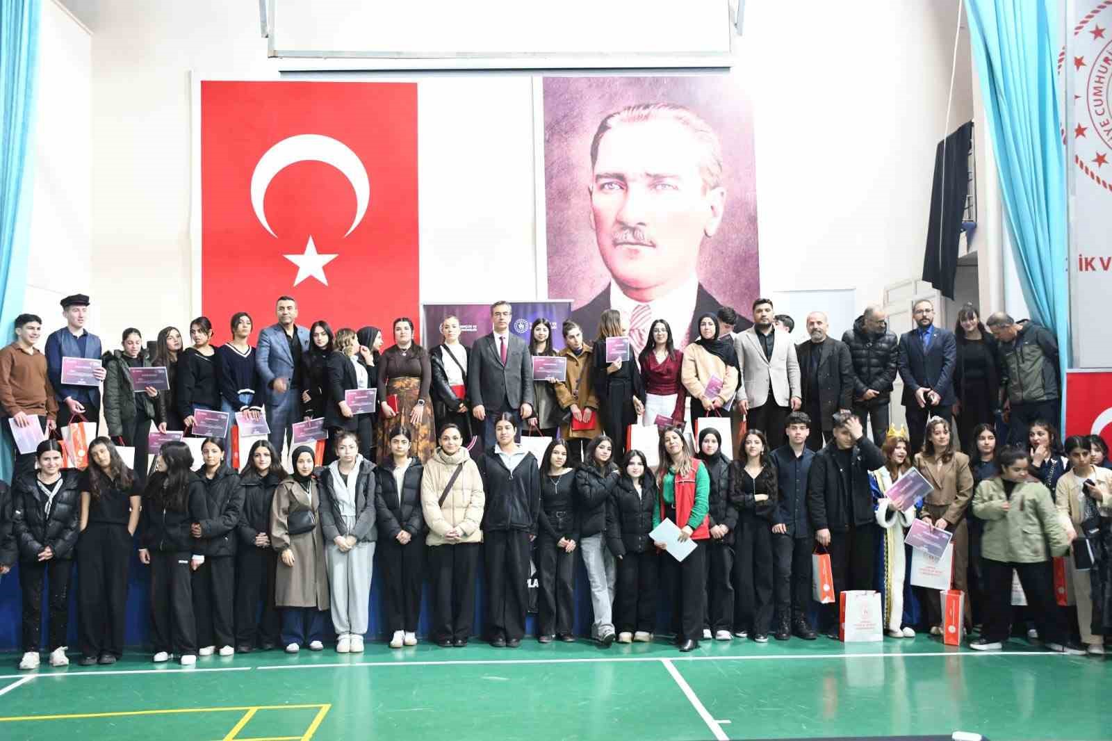 Şırnak’ta genç yetenekler tiyatro il finalinde sahne aldı