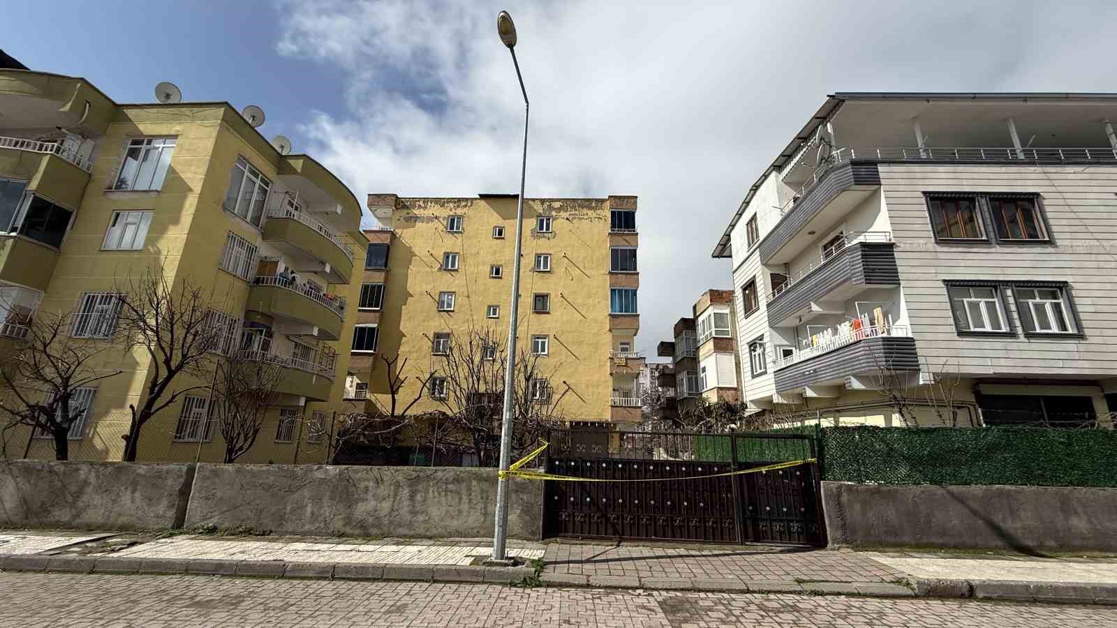 Diyarbakır&rsquo;da 51 kişinin tahliye edildiği binanın, &rsquo;orta hasardan az hasara&rsquo; &ccedil;evrildiği ileri s&uuml;r&uuml;ld&uuml;
