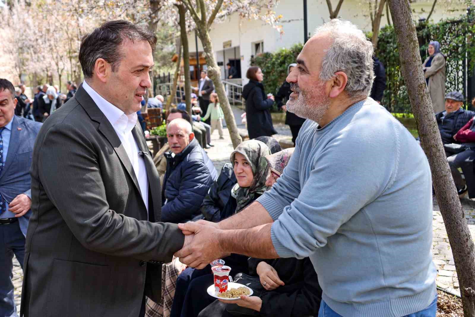 Vali S&ouml;zer&rsquo;den Şeyh Edebali T&uuml;rbesi&rsquo;nde vatandaşlara şifalı pilav ikramı
