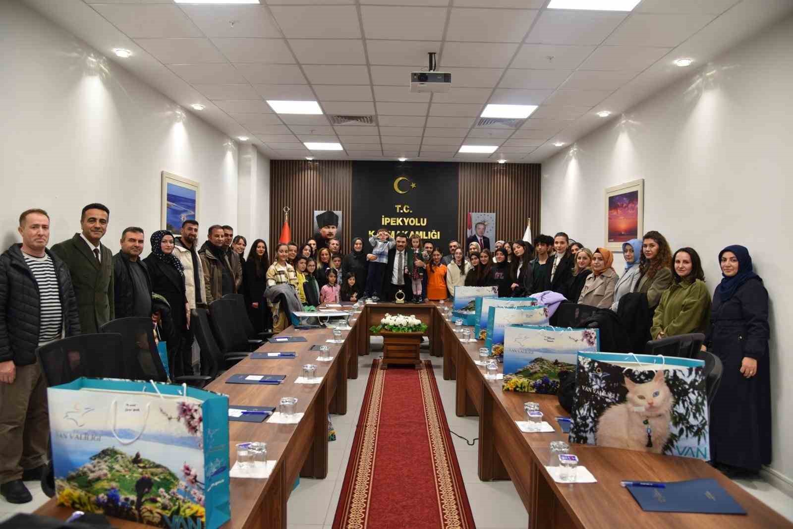 Van’da kitap okuma yarışmasında dereceye girenler ödüllendirildi