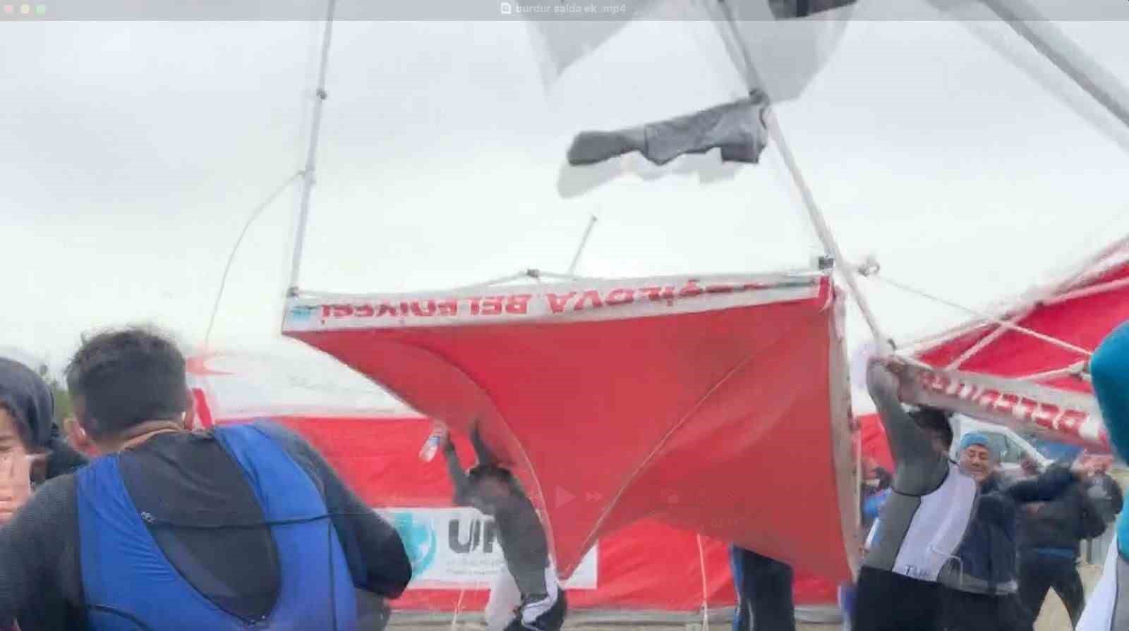 Salda Duatlonu Türkiye Kupası’nda şiddetli rüzgar çadır ve bariyerleri uçurdu, o anlar kameralara yansıdı