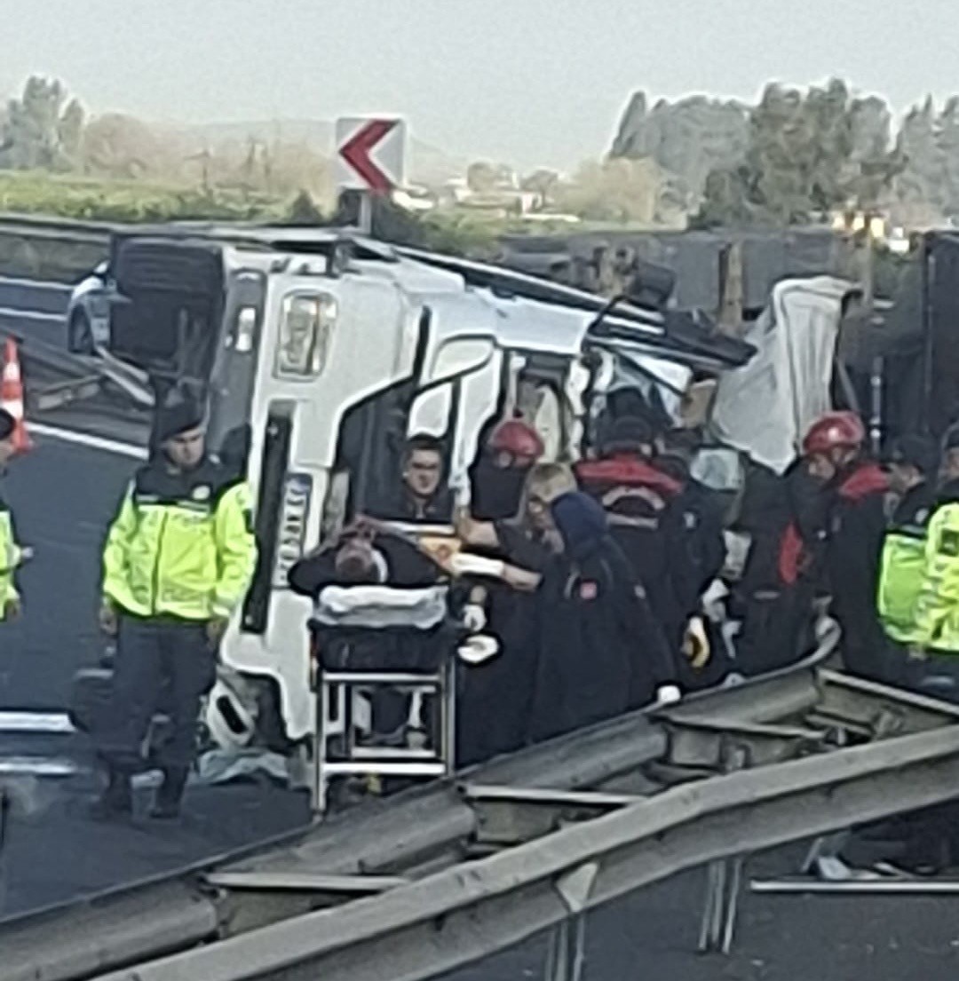 Osmaniye&rsquo;de kontrolden &ccedil;ıkan tır devrildi: 1 yaralı
