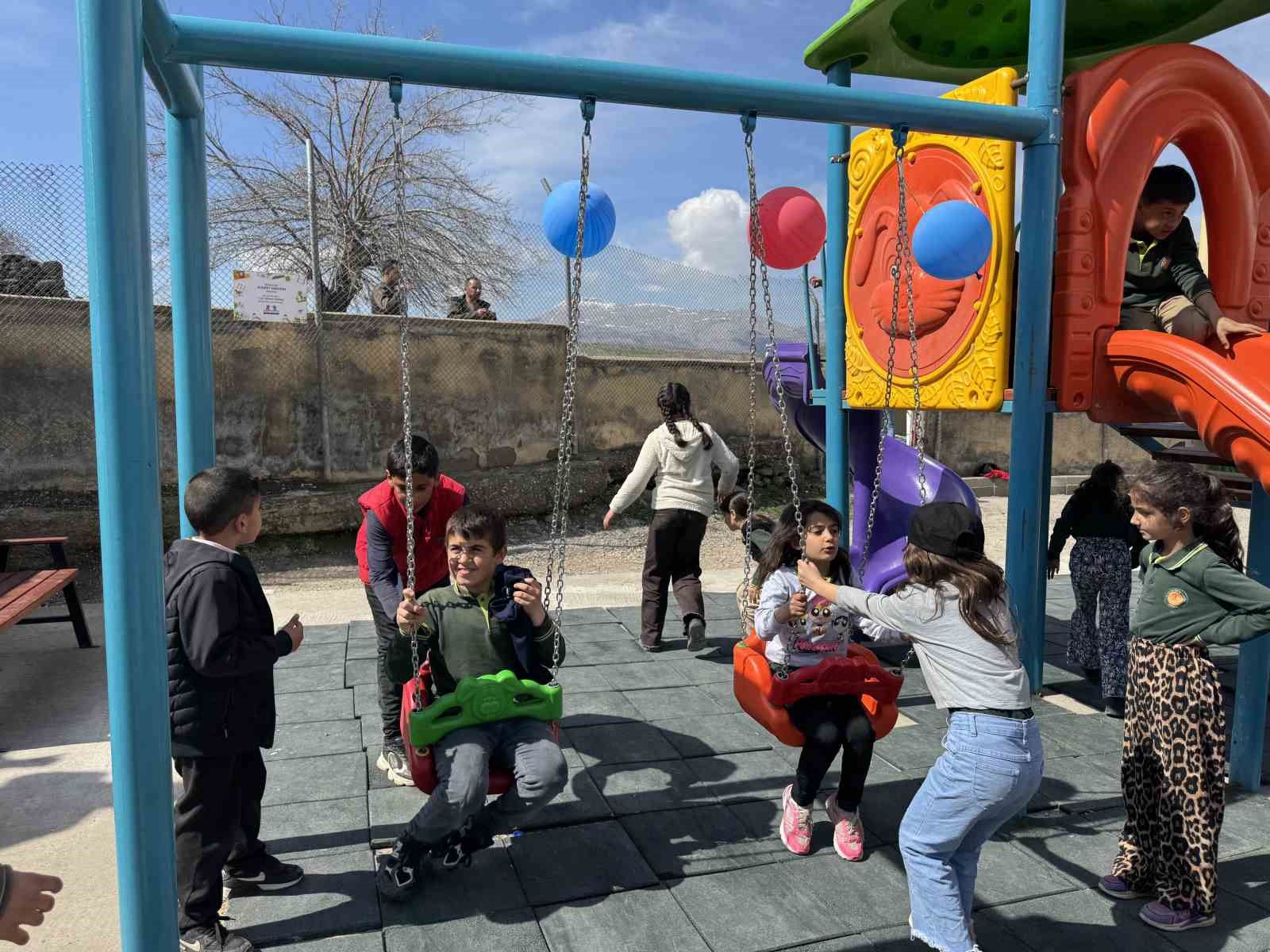 İşçi olarak Almanya’ya gitti, ilçesindeki çocuklara oyun parkı yapıp yardımlarda bulundu