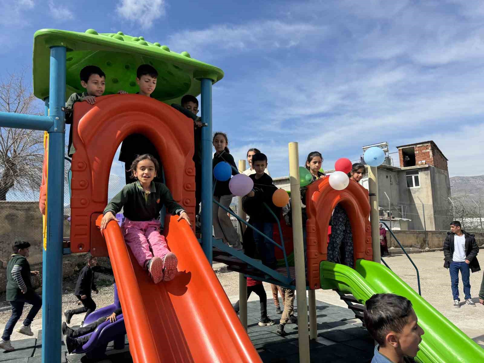 İş&ccedil;i olarak Almanya&rsquo;ya gitti, il&ccedil;esindeki &ccedil;ocuklara oyun parkı yapıp yardımlarda bulundu
