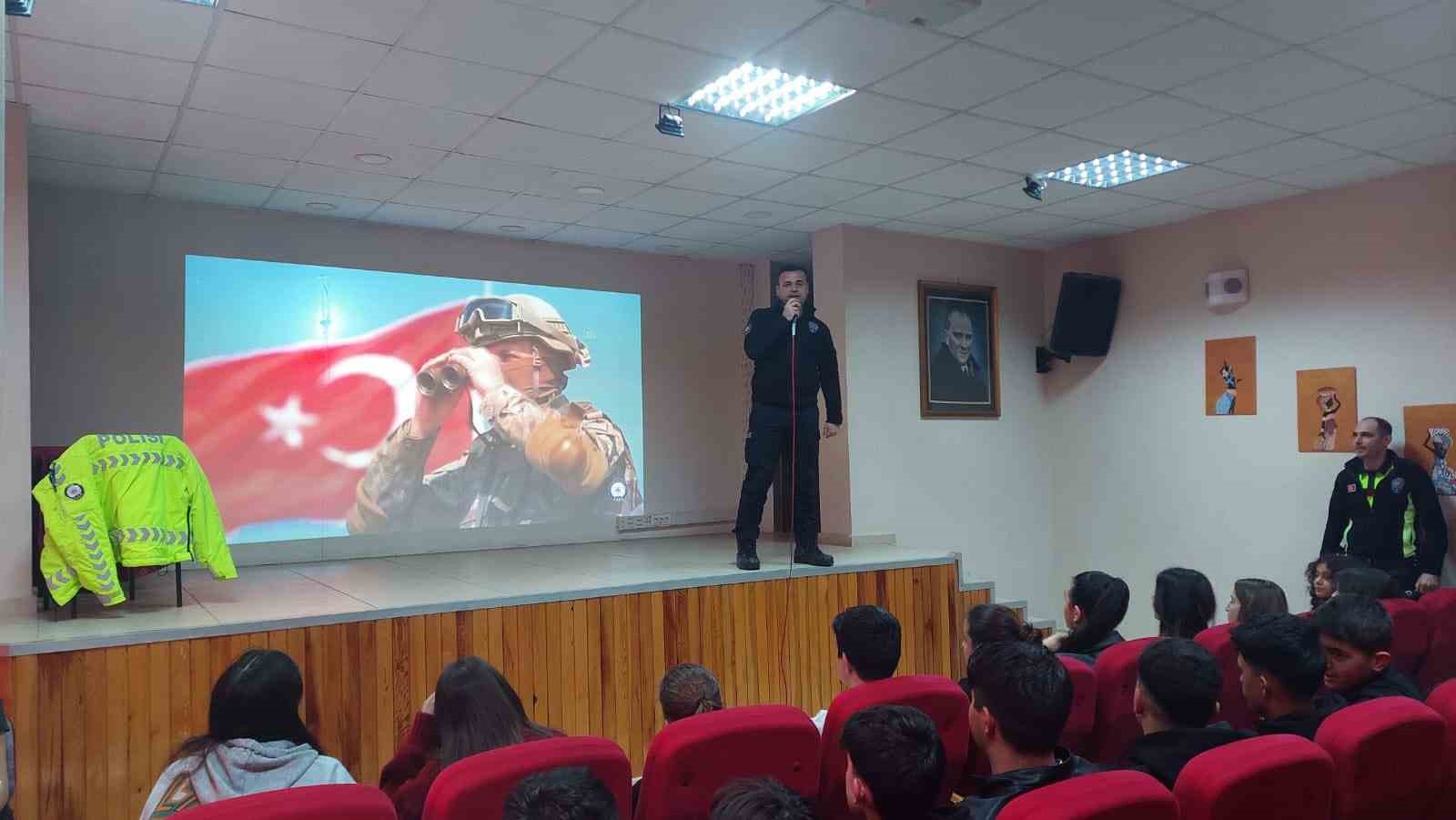 &Ouml;ğrencilere polislik tanıtıldı, g&uuml;venlik konuları anlatıldı
