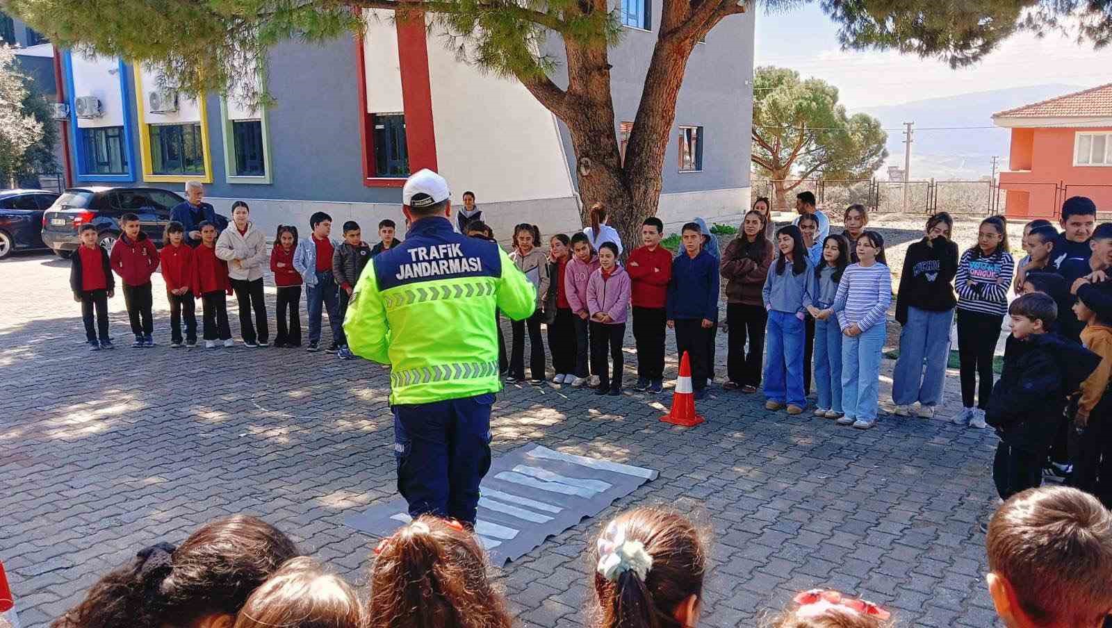 Jandarma ekiplerinden &ouml;ğrencilere trafik bilinci eğitimi
