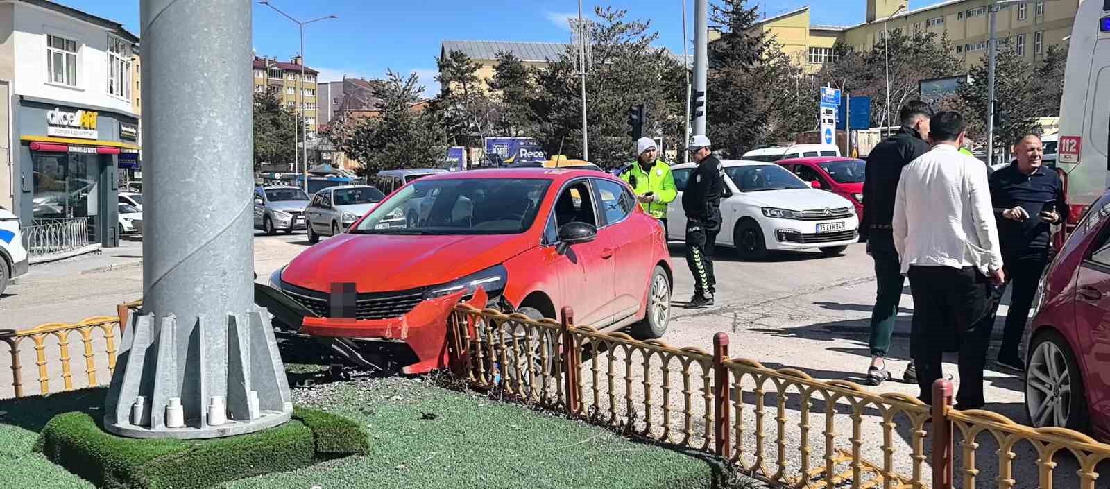 Ara&ccedil; i&ccedil;erisindeki k&ouml;pek &uuml;zerine atlayınca direksiyon hakimiyetini kaybetti
