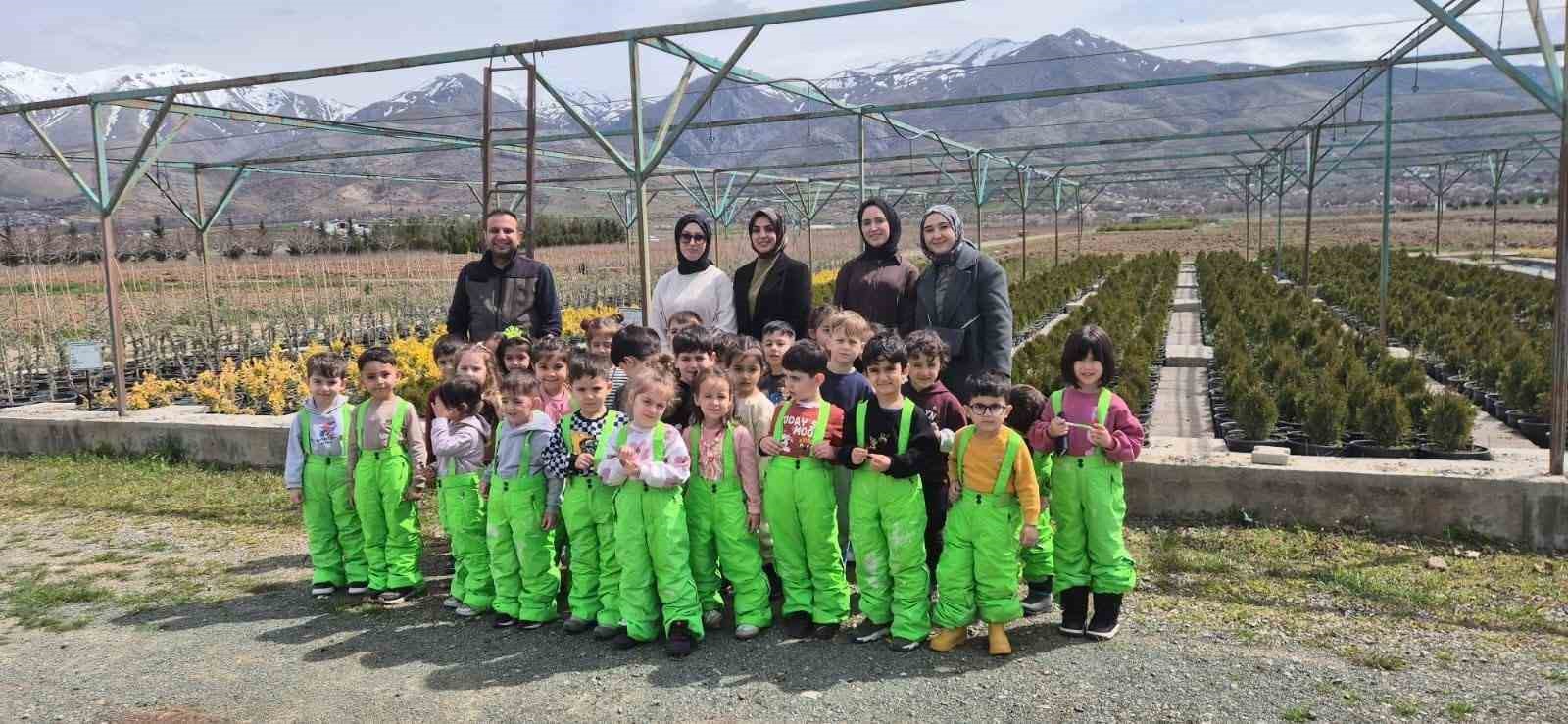 Elazığ&rsquo;da minik &ouml;ğrenciler fidanlıkta doğayla buluştu
